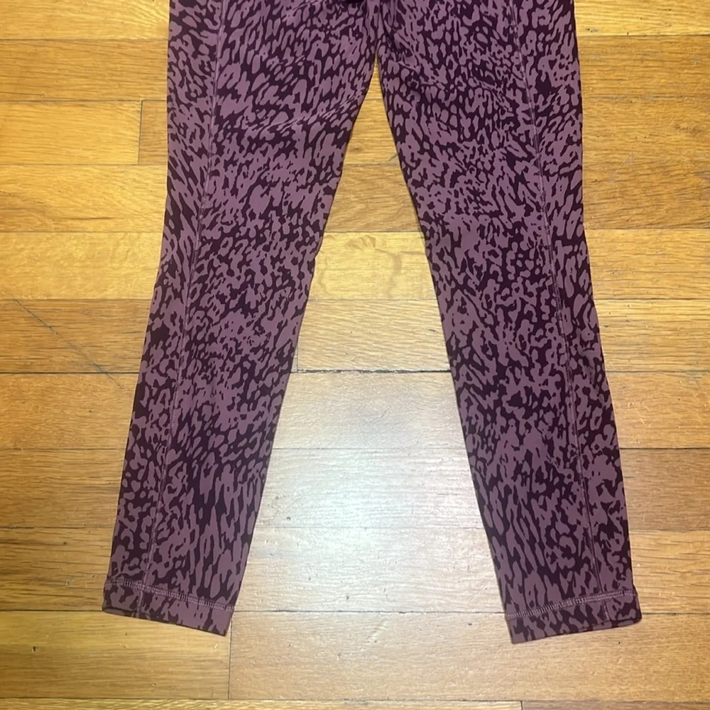 Athleta Salutation Stash Pocket II 7/8th Printed Tights in Mauve, size XS